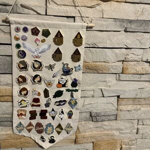 Canvas Banner with Assorted Pins harry potter